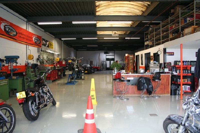 Không gian thông thoáng trong cửa hàng sửa chữa xe máy